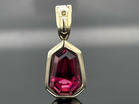 ANHÄNGER AUS 375/-GELBGOLD MIT RHODOLITH (CA. 2,62 ct.)
