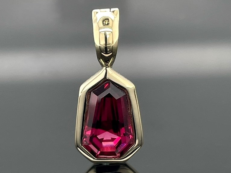 ANHÄNGER AUS 375/-GELBGOLD MIT RHODOLITH (CA. 2,62 ct.)