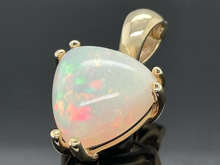 ANHÄNGER AUS 375/- GELBGOLD MIT KRISTALLOPAL (CA. 2,82 ct.)