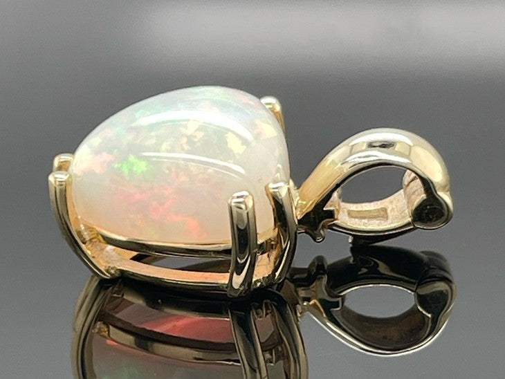 ANHÄNGER AUS 375/- GELBGOLD MIT KRISTALLOPAL (CA. 2,82 ct.)