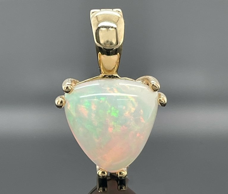 ANHÄNGER AUS 375/- GELBGOLD MIT KRISTALLOPAL (CA. 2,82 ct.)
