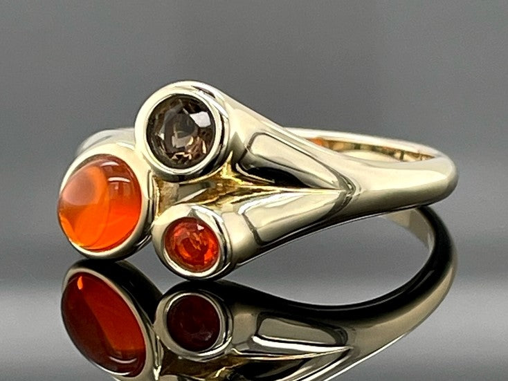 RING AUS 375/- GELBGOLD MIT FEUEROPAL & RAUCHQUARZ (GES.CA. 0,73 ct.)