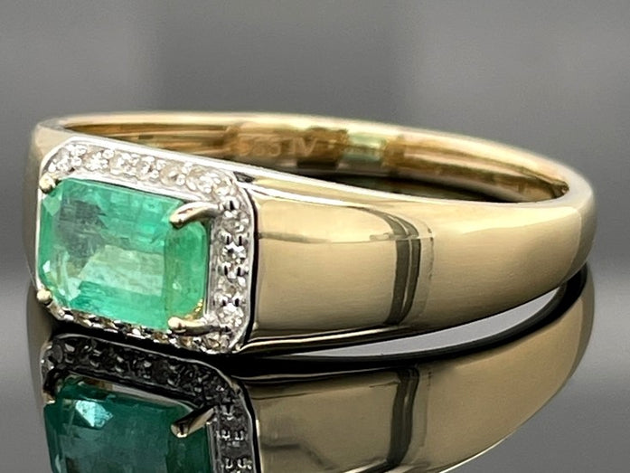 RING AUS 585/-GELBGOLD MIT SMARAGD & DIAMANTEN ( GES.CA.1,10 ct.)