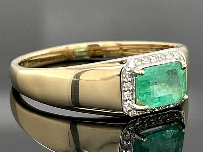 RING AUS 585/-GELBGOLD MIT SMARAGD & DIAMANTEN ( GES.CA.1,10 ct.)