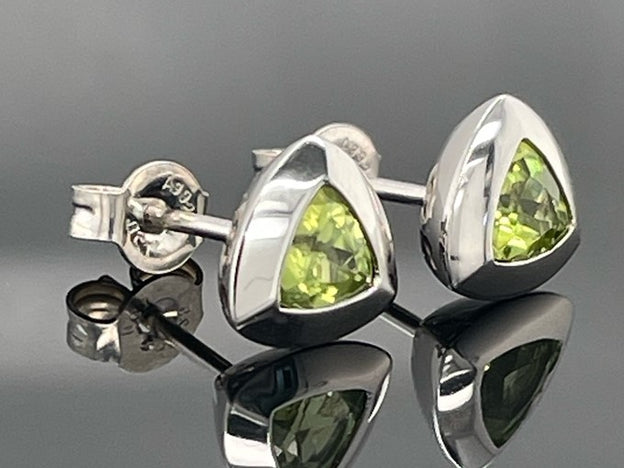 OHRSTECKER AUS 925/- SILBER RHODINIERT MIT PERIDOT (CA.1,0 ct.)