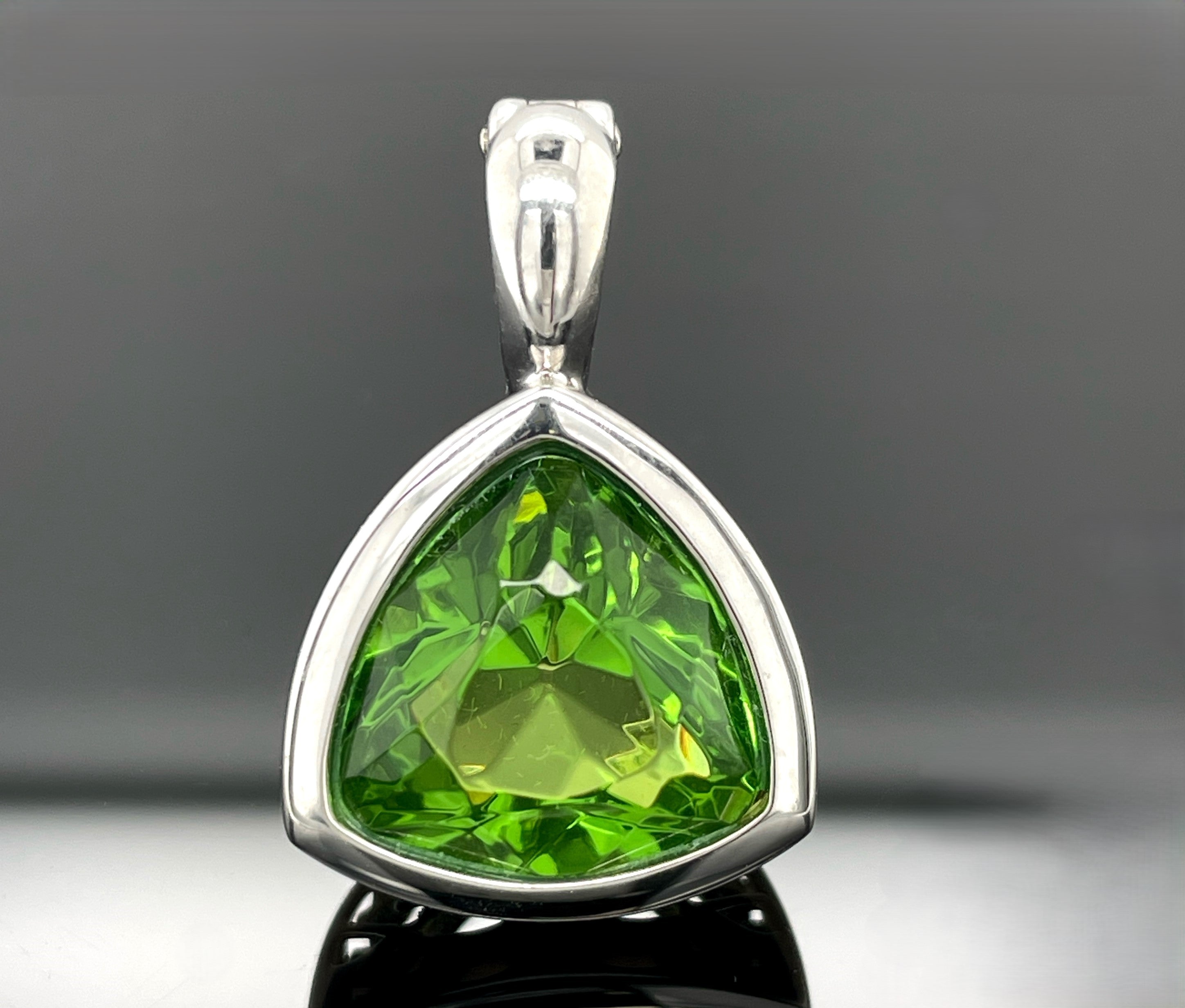 ANHÄNGER AUS 925/- SILBER RHODINIERT MIT BERNSTEIN ( CA. 2,67 ct.)
