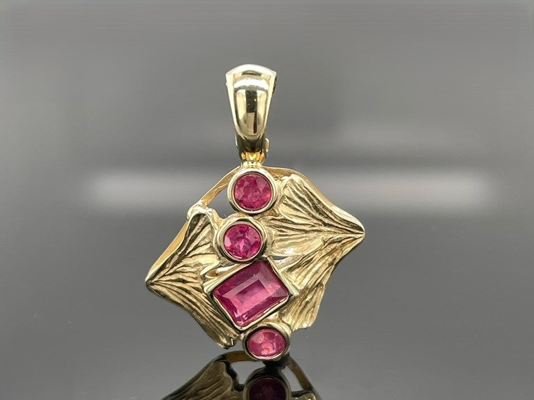 CLIP ANHÄNGER AUS 375/- GELBGOLD MIT RUBIN (GES. CA. 0,91 ct.)