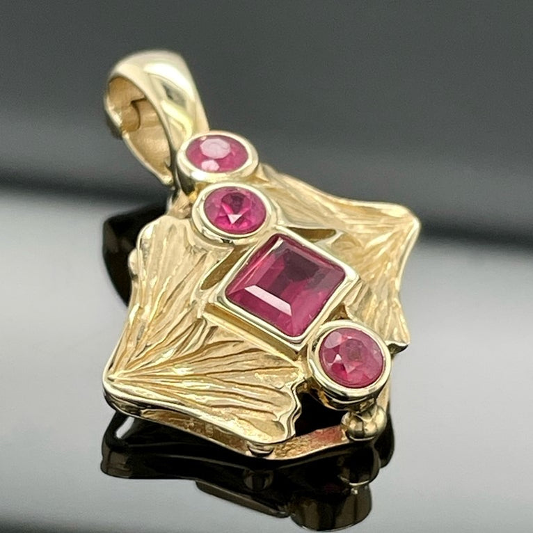 CLIP ANHÄNGER AUS 375/- GELBGOLD MIT RUBIN (GES. CA. 0,91 ct.)