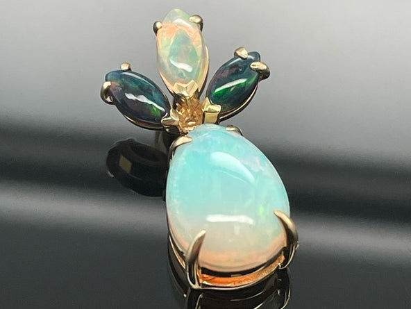 ANHÄNGER AUS 375/- GELBGOLD MIT KRISTALLOPAL (GES. CA. 1,605 ct.)
