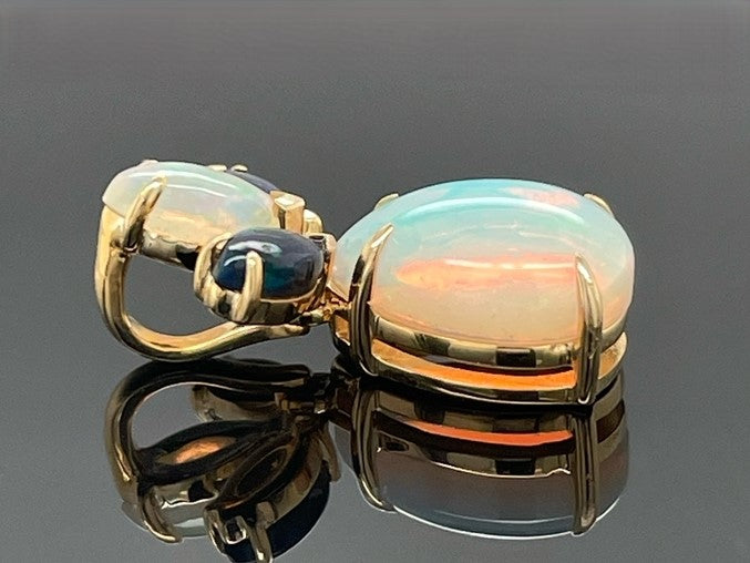 ANHÄNGER AUS 375/- GELBGOLD MIT KRISTALLOPAL (GES. CA. 1,605 ct.)