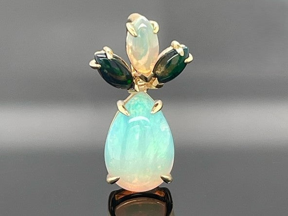 ANHÄNGER AUS 375/- GELBGOLD MIT KRISTALLOPAL (GES. CA. 1,605 ct.)