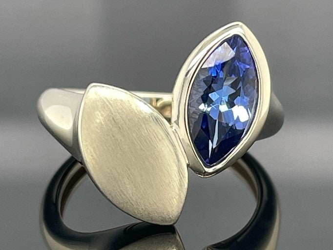 RING AUS 585/- AUS CHAMPAGNER GOLD MIT TANSANIT AAA ( CA. 0,92 ct.)