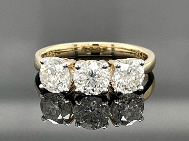RING AUS 585/- GELBGOLD MIT BRILLANTEN (ges.ca. 1,50 ct.)