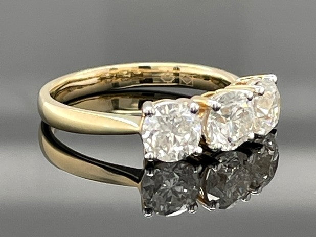 RING AUS 585/- GELBGOLD MIT BRILLANTEN (ges.ca. 1,50 ct.)