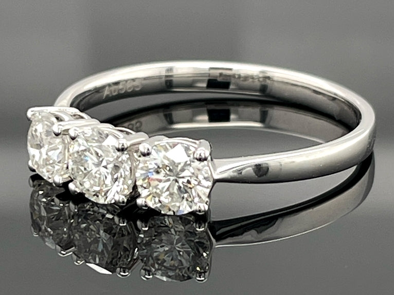 RING AUS 585/- WEIßGOLD MIT BRILLANTEN (ges.ca. 1,50 ct.)