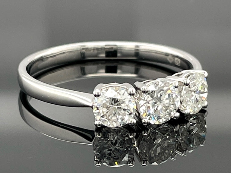 RING AUS 585/- WEIßGOLD MIT BRILLANTEN (ges.ca. 1,50 ct.)