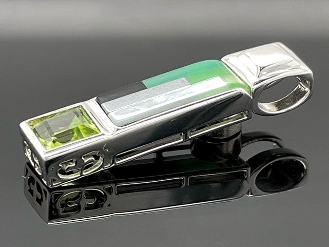 ANHÄNGER AUS 925/- SILBER RHODINIERT MIT MOSAIK & PERIDOT (GES. CA.9,30 ct.)