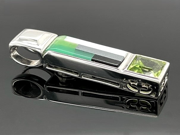 ANHÄNGER AUS 925/- SILBER RHODINIERT MIT MOSAIK & PERIDOT (GES. CA.9,30 ct.)