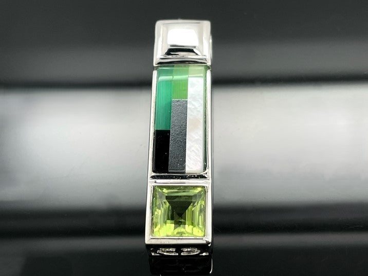 ANHÄNGER AUS 925/- SILBER RHODINIERT MIT MOSAIK & PERIDOT (GES. CA.9,30 ct.)