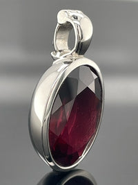 ANHÄNGER AUS 950/- PLATIN MIT RHODOLITH (CA. 10,0 ct.)