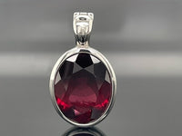 ANHÄNGER AUS 950/- PLATIN MIT RHODOLITH (CA. 10,0 ct.)