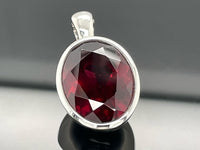 ANHÄNGER AUS 950/- PLATIN MIT RHODOLITH (CA. 10,0 ct.)