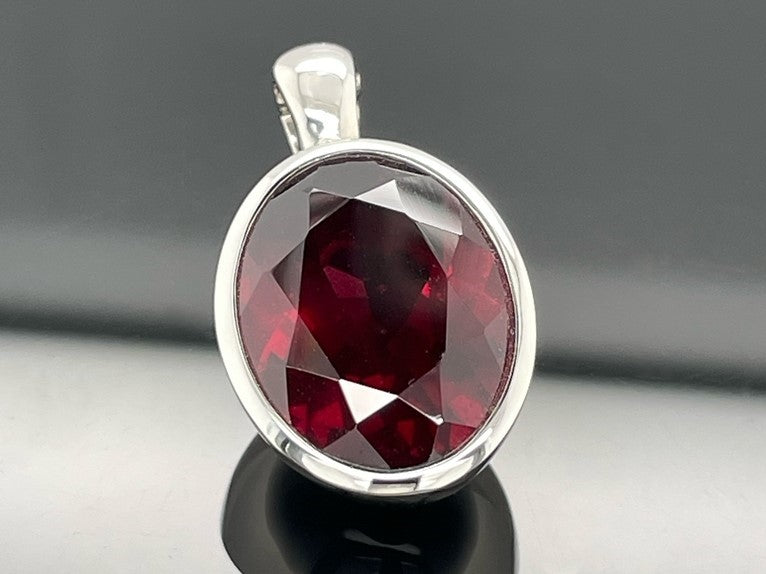 ANHÄNGER AUS 950/- PLATIN MIT RHODOLITH (CA. 10,0 ct.)