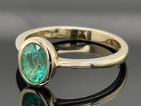 RING AUS 375/- GELBGOLD MIT SAMBIA SMARAGD (CA. 0,52 ct.)