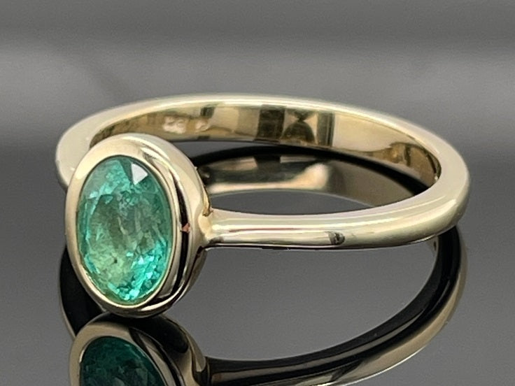 RING AUS 375/- GELBGOLD MIT SAMBIA SMARAGD (CA. 0,52 ct.)