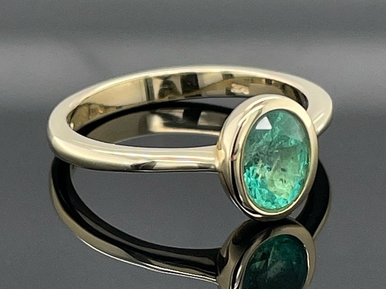 RING AUS 375/- GELBGOLD MIT SAMBIA SMARAGD (CA. 0,52 ct.)