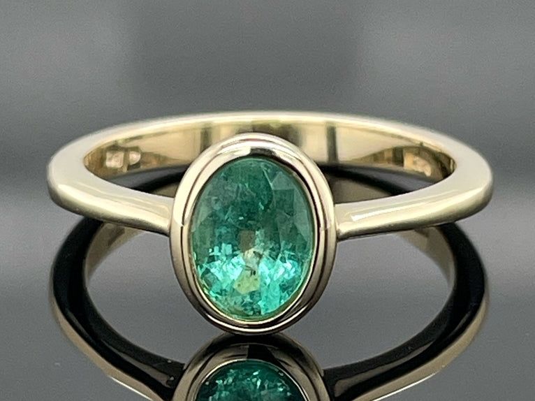 RING AUS 375/- GELBGOLD MIT SAMBIA SMARAGD (CA. 0,52 ct.)