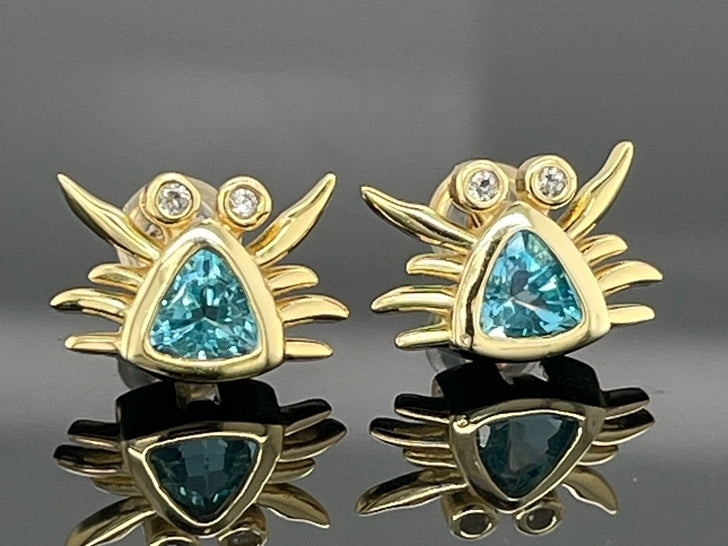KREBS OHRSTECKER AUS 925/- SILBER VERGOLDET MIT SWISS BLUE & WEIßTOPAS