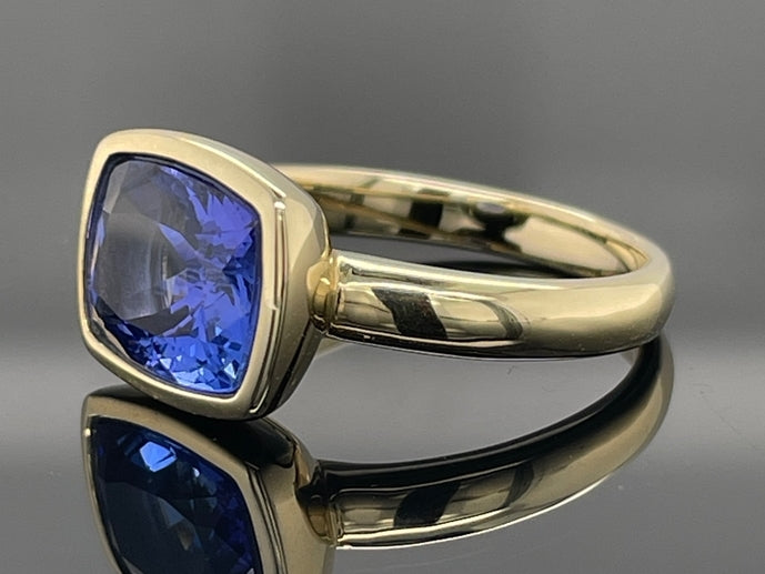 RING GR.17 (53) AUS 585/- GELBGOLD MIT TANSANIT AAA