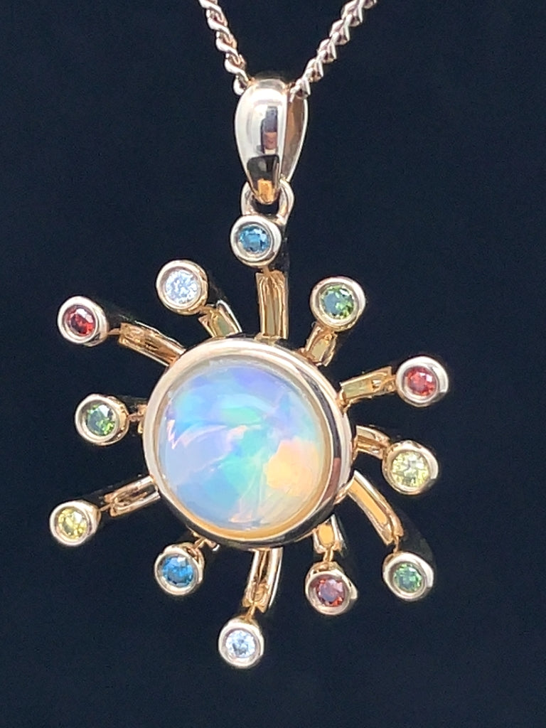 ANHÄNGER AUS 375/- GELBGOLD mit Kristallopal und Multi Brillanten (ca. 0,156 ct.)