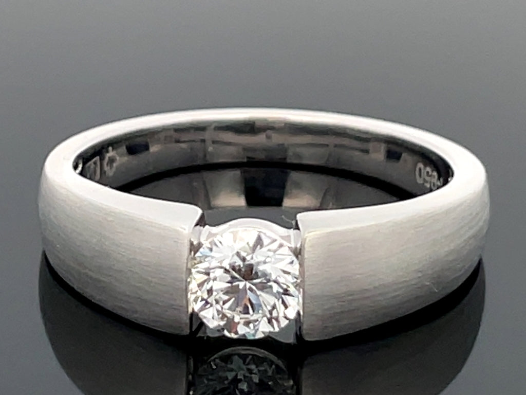 RING AUS 950/- PLATIN mit Brillant (ca. 0,5 ct.)
