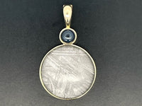 ANHÄNGER AUS 375/- GELBGOLD MIT METEORIT/BERGKRISTALL-DUBL. BEH. & STERNSAPHIR BEH.