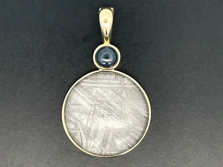 ANHÄNGER AUS 375/- GELBGOLD MIT METEORIT/BERGKRISTALL-DUBL. BEH. & STERNSAPHIR BEH.