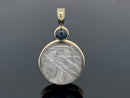 ANHÄNGER AUS 375/- GELBGOLD MIT METEORIT/BERGKRISTALL-DUBL. BEH. & STERNSAPHIR BEH.
