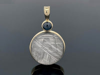 ANHÄNGER AUS 375/- GELBGOLD MIT METEORIT/BERGKRISTALL-DUBL. BEH. & STERNSAPHIR BEH.