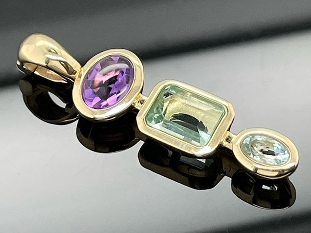 CLIP ANHÄNGER AUS 375/- GELBGOLD MIT MULTI EDELSTEINE (GES. CA. 2,03 ct.)