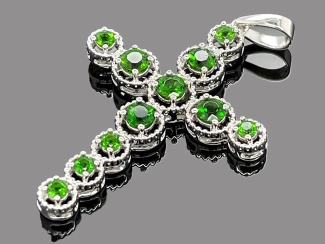 ANHÄNGER AUS 925/- SILBER RHODINIERT MIT CHROMDIOPSID (GES. CA. 0,90 ct.)