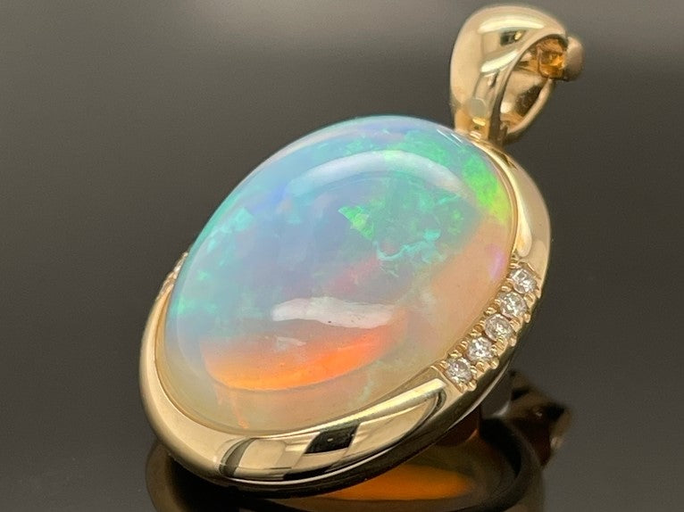 ANHÄNGER AUS 585/- GELBGOLD mit Kristallopal und Brillanten (ca. 9,10 ct.)