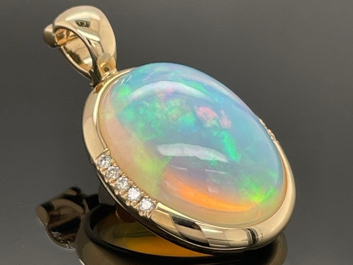 ANHÄNGER AUS 585/- GELBGOLD mit Kristallopal und Brillanten (ca. 9,10 ct.)