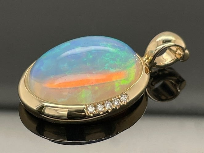 ANHÄNGER AUS 585/- GELBGOLD mit Kristallopal und Brillanten (ca. 9,10 ct.)