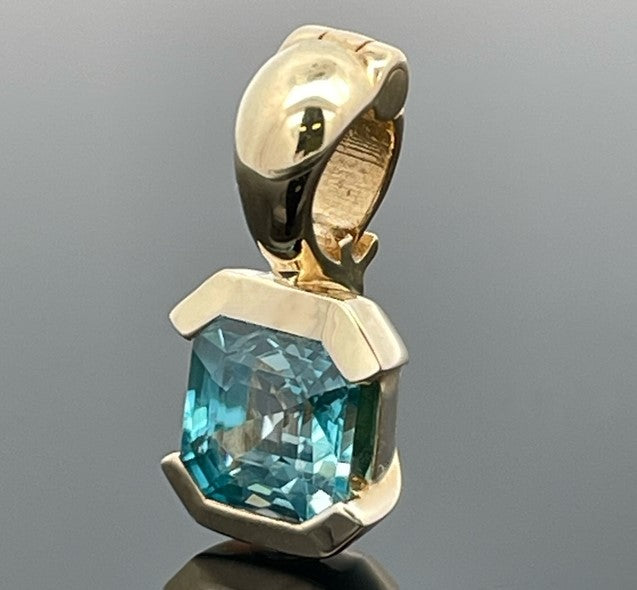 ANHÄNGER AUS 375/- GELBGOLD mit Zirkon (ca. 1,5 ct.)