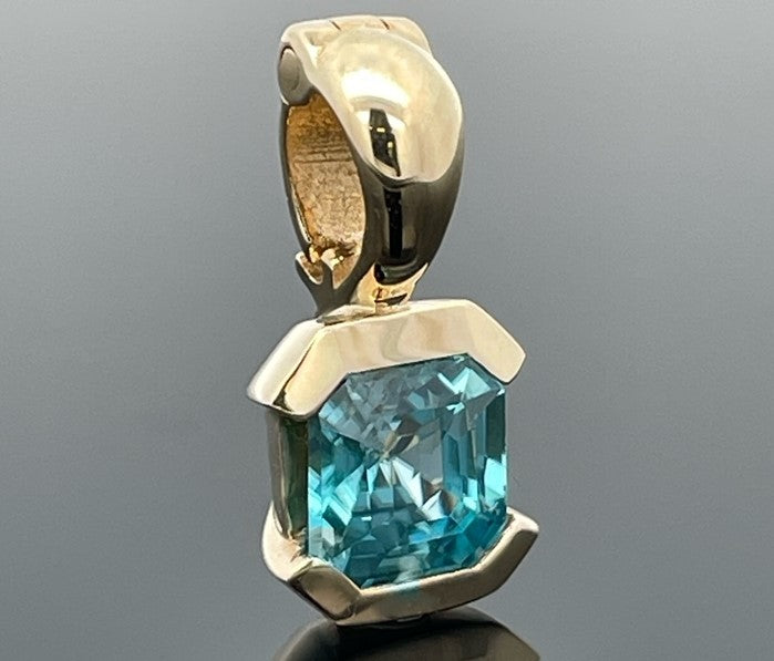 ANHÄNGER AUS 375/- GELBGOLD mit Zirkon (ca. 1,5 ct.)