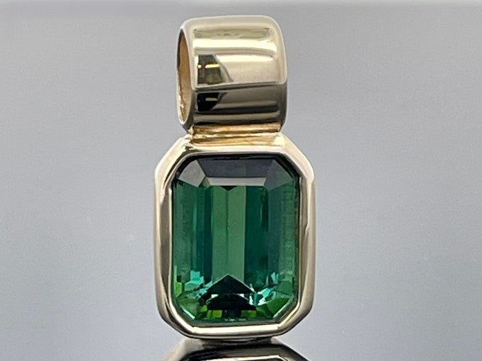 ANHÄNGER AUS 375/- GELBGOLD MIT GOLKONDA TURMALIN (CA. 1,10 ct.)