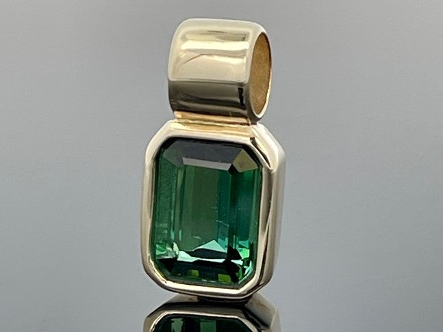 ANHÄNGER AUS 375/- GELBGOLD MIT GOLKONDA TURMALIN (CA. 1,10 ct.)