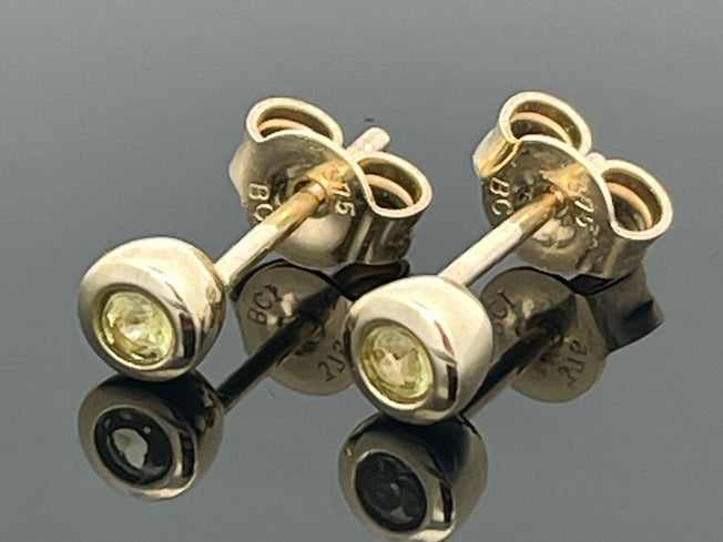 OHRSTECKER AUS 375/- GELBGOLD MIT PALLASIT ( GES. CA. 0,120 ct.)