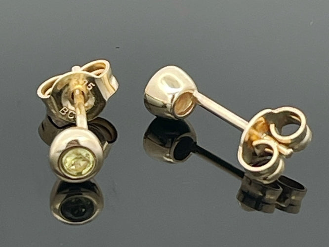OHRSTECKER AUS 375/- GELBGOLD MIT PALLASIT ( GES. CA. 0,120 ct.)